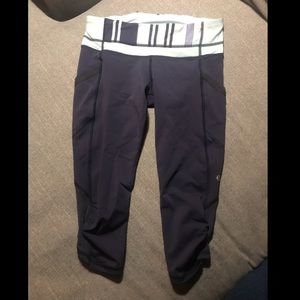 LULULEMON navy crop legging with 3 pockets